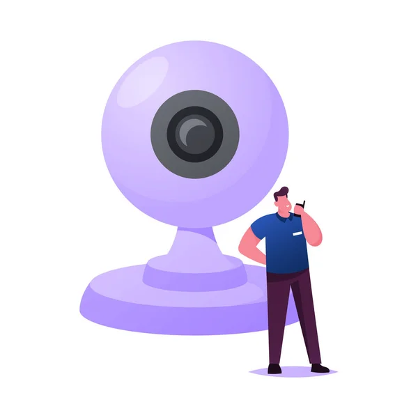 Apró férfi karakter egyenruhában Walkie Talkie-val a kezében Állj a hatalmas videokameránál. Gárdista Használja Felügyeleti Rendszer Védelem Tulajdonjog, Monitoring és Biztonsági. Rajzfilm vektor illusztráció — Stock Vector