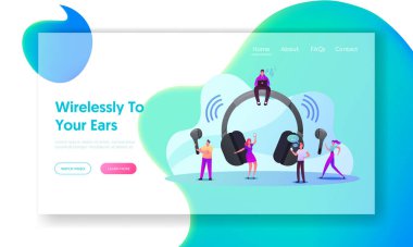 Minik Karakterler Kablosuz Kulaklık İniş Sayfası Şablonu kullanır. Dev Kulaklıklar 'da Genç Erkekler ve Kadınlar Müziği Dinliyor, Arkadaşlara Çağrı, Akıllı Teknolojiler Cep Telefonu. Çizgi film İnsanları Vektör İllüstrasyonu