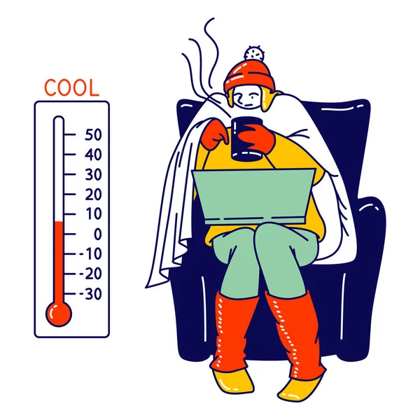 Personaje femenino congelado envuelto en ropa de invierno sentado en sillón con bebida caliente trabajando en computadora portátil, clima frío — Vector de stock