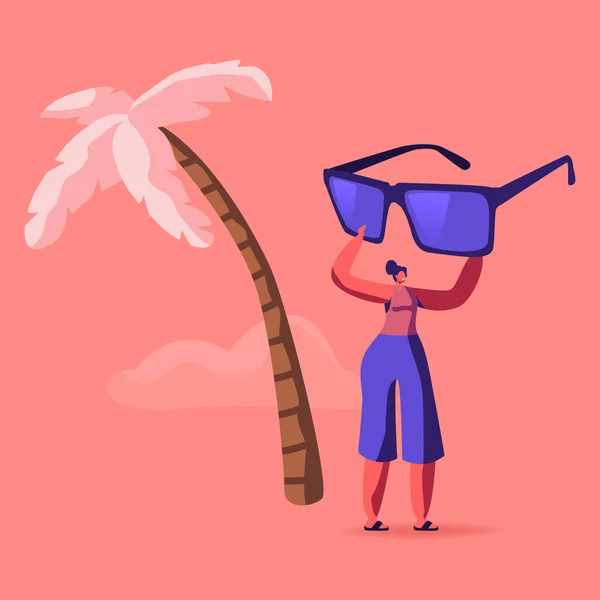 Young Happy Tiny Female Character Holding Lunettes de soleil énormes dans les mains debout sur la plage de sable d'été avec palmier, Vacances — Image vectorielle