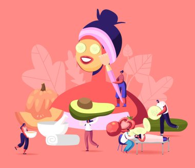 Yüzü Yüzü Maskeli ve Yüzü Salatalık Dilimli Dev Kadın 'ın Küçük Karakterleri. Cilt Bakımı ve Tedavi, Spa Salonu