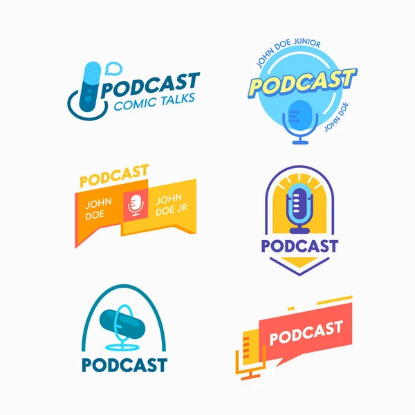 Conjunto de iconos Podcast Banners o etiquetas para la radiodifusión en línea. Emblemas de programa de audio con micrófono y burbujas de voz — Vector de stock