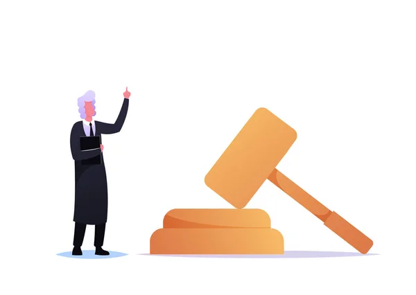Tribunal oder Justice Concept, Grauhaarige Richter Charakter tragen schwarze Kittel Stand bei Huge Gavel. Anwalt vor Gericht — Stockvektor