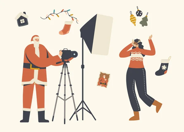 Concepto de Sesión de Fotos de Año Nuevo y Navidad. Alegre personaje femenino en mascara festiva posando a santa con cámara — Vector de stock