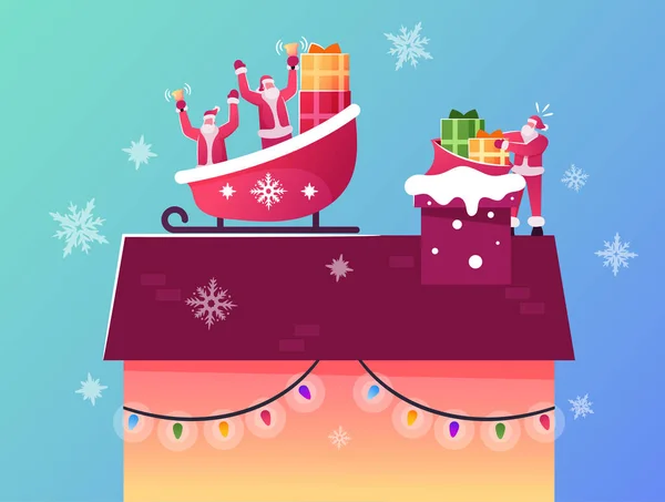 Postacie Santa Claus siedzi w reniferów Sledge na dachu domu rzucać prezenty sposób w dół do komina. Wakacje zimowe — Wektor stockowy