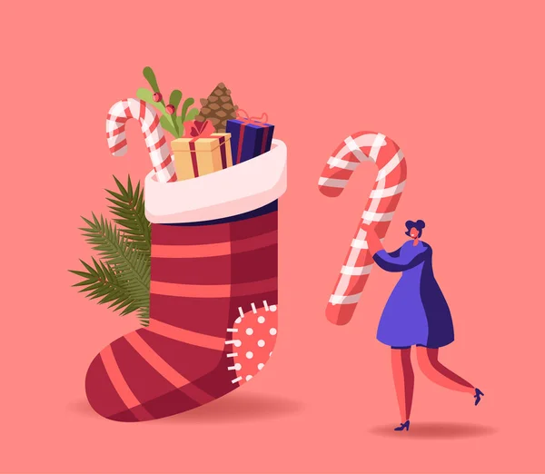 Personagem feminina minúscula Prepare-se para o Natal, Celebração do feriado de ano novo. Mulher Carry enorme Candy Cane perto de Sock festivo —  Vetores de Stock