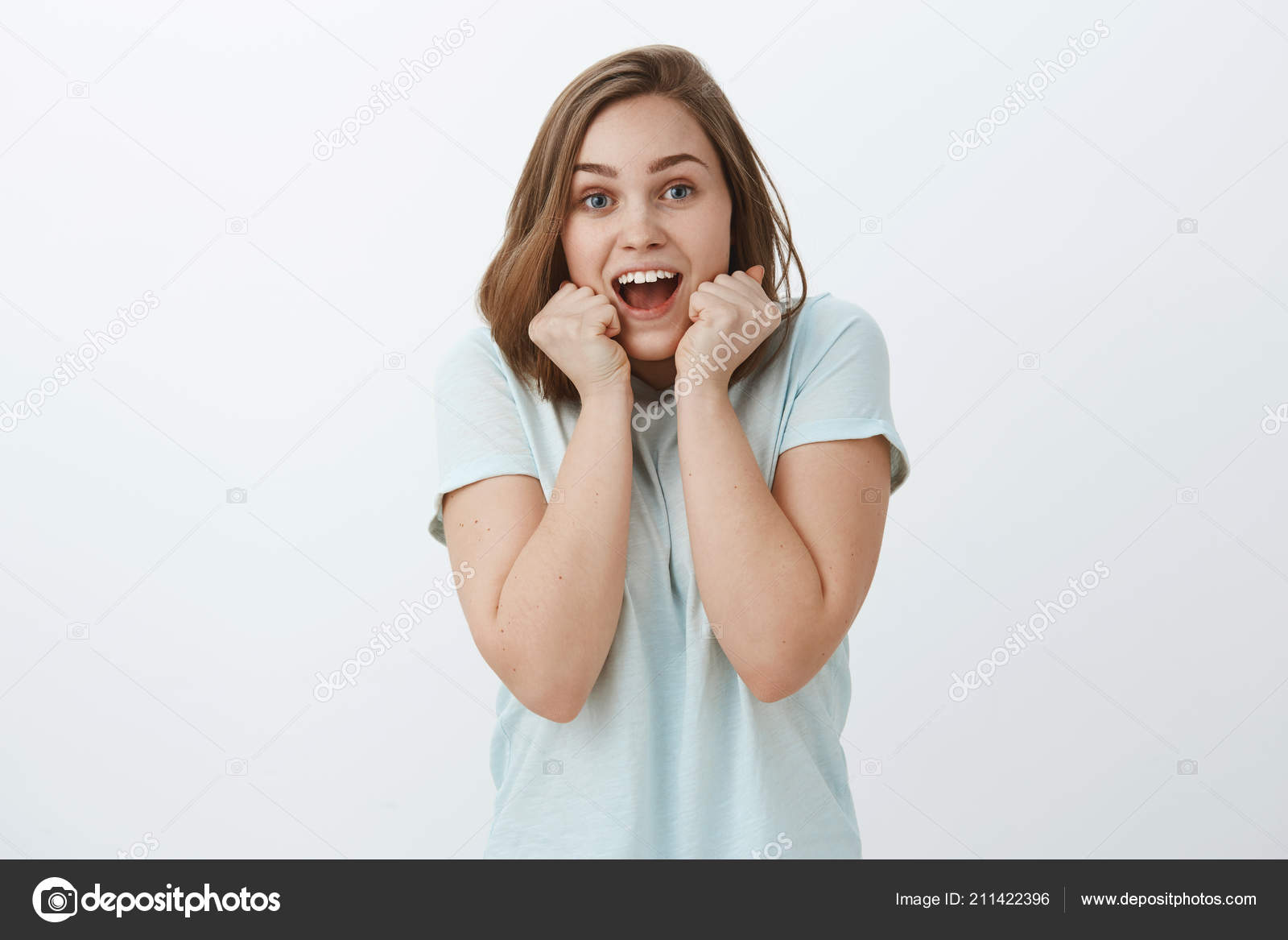 Девушка с животными на голове Девушка с животными на голове