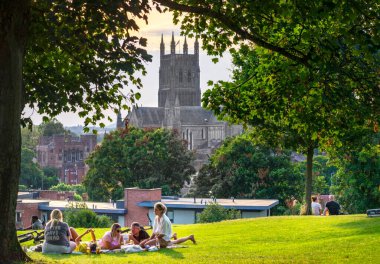 Worcestershire, İngiltere-30 Temmuz 2024: 1651 'de İngiliz İç Savaşı' nın son sahnesi olan Worcester Muharebesi 'nde insanlar öğleden sonra güneşlenmek için tepeye tırmanıyor..