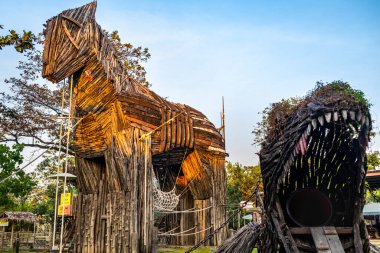 Ziyaret etmek isteyen herkes için oyun alanı. Diğer küçük ahşap yapılarla birlikte, eğlence ve eğlence için, sağlıklı biyolojik çeşitlilik ortamı ve yeşil vaha, aksi takdirde kirlenmiş Bangkok.