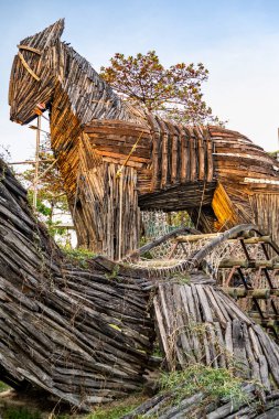Ziyaret etmek isteyen herkes için oyun alanı. Diğer küçük ahşap yapılarla birlikte, eğlence ve eğlence için, sağlıklı biyolojik çeşitlilik ortamı ve yeşil vaha, aksi takdirde kirlenmiş Bangkok.