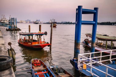 Bang Krachao 'nun karşı tarafında, Bangkok' un Yeşil Akciğeri 'nde, doğası gereği bisiklet gezileri için çevre dostu bölgeyi ziyaret eden yerli ve turistler tarafından kullanılan nehir geçidi..