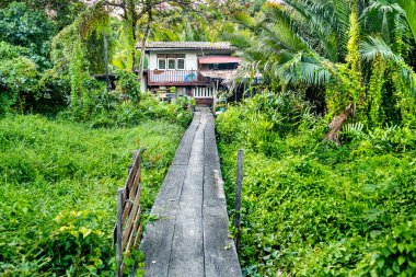 Bangkok 'un çevre dostu Yeşil Akciğer ve vahasında, tipik bir küçük konut, yoğun tropikal bitki örtüsü içinde, doğal biyolojik çeşitlilikteki doğal yaşam ortamları arasında yer almaktadır..