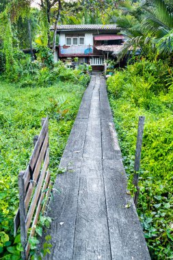 Bangkok 'un çevre dostu Yeşil Akciğer ve vahasında, tipik bir küçük konut, yoğun tropikal bitki örtüsü içinde, doğal biyolojik çeşitlilikteki doğal yaşam ortamları arasında yer almaktadır..