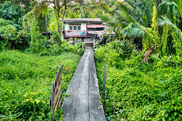 Bangkok 'un çevre dostu Yeşil Akciğer ve vahasında, tipik bir küçük konut, yoğun tropikal bitki örtüsü içinde, doğal biyolojik çeşitlilikteki doğal yaşam ortamları arasında yer almaktadır..