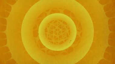 Rotasyon yuvarlak şekillerin fütüristik bileşimi. Bilgisayar sarı renkli formları ile soyut animasyon oluşturdu. Geometrik desenli modern kapaklar tasarım. 3d render. 4k, Ultra Hd çözünürlük.