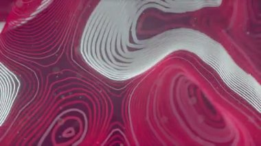 Turuncu hareket parlayan elemanları ile pembe renkli deforme dalgalı teller. Alan derinliği. 3d render döngü animasyon. 4k, Uhd.