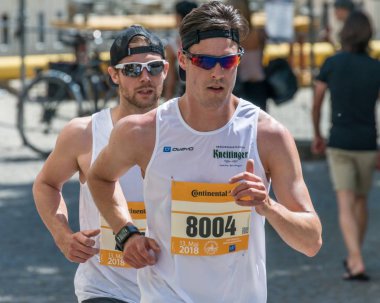 Regensburg, Bavyera, Almanya, 13 Mayıs 2018: Regensburg maraton 2018 eski şehir salonunda Katılımcısı