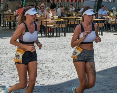 Regensburg, Bavyera, Almanya, 13 Mayıs 2018: Regensburg maraton 2018 eski şehir salonunda Katılımcısı