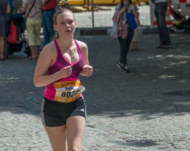 Regensburg, Bavyera, Almanya, 13 Mayıs 2018: Regensburg maraton 2018 eski şehir salonunda Katılımcısı