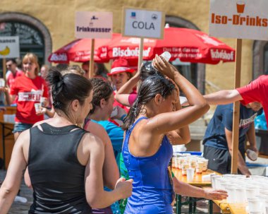 Regensburg, Bavyera, Almanya, 13 Mayıs 2018: Catering İstasyonu Regensburg maraton 2018 eski town Hall
