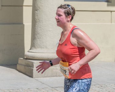 Regensburg, Bavyera, Almanya, 13 Mayıs 2018: Regensburg maraton 2018 eski şehir salonunda Katılımcısı
