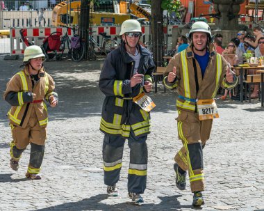 Regensburg, Bavyera, Almanya, 13 Mayıs 2018: Regensburg maraton 2018 eski şehir salonunda bir itfaiye takımı katılımcıyla