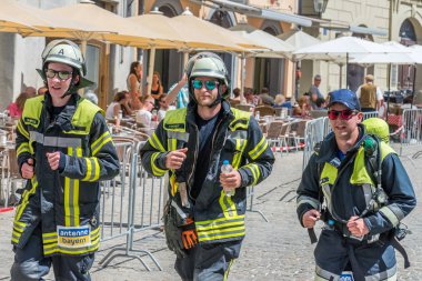 Regensburg, Bavyera, Almanya, 13 Mayıs 2018: Regensburg maraton 2018 eski şehir salonunda bir itfaiye takımı katılımcıyla