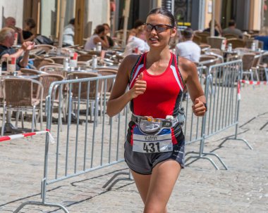 Regensburg, Bavyera, Almanya, 13 Mayıs 2018: Regensburg maraton 2018 eski şehir salonunda Katılımcısı