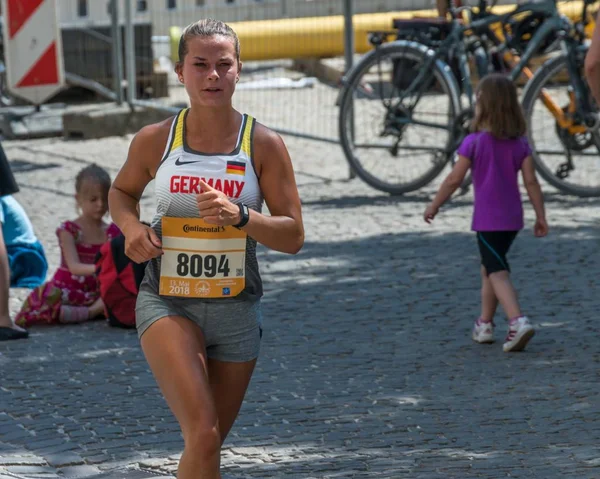 Regensburg Baijeri Saksa Toukokuuta 2018 Regensburgin Maratonin 2018 Osallistuja Vanhassa — kuvapankkivalokuva