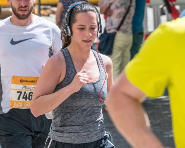 Regensburg, Bavyera, Almanya, 13 Mayıs 2018: Regensburg maraton 2018 eski şehir salonunda Katılımcısı