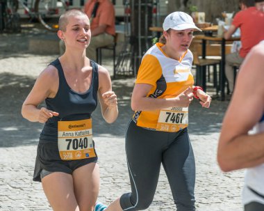 Regensburg, Bavyera, Almanya, 13 Mayıs 2018: Regensburg maraton 2018 eski şehir salonunda Katılımcısı