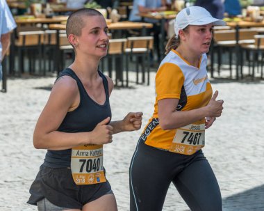 Regensburg, Bavyera, Almanya, 13 Mayıs 2018: Regensburg maraton 2018 eski şehir salonunda Katılımcısı