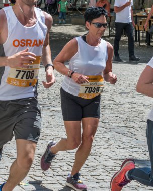 Regensburg, Bavyera, Almanya, 13 Mayıs 2018: Regensburg maraton 2018 eski şehir salonunda Katılımcısı