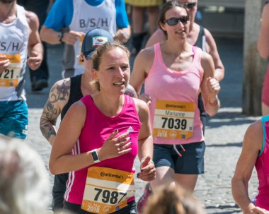 Regensburg, Bavyera, Almanya, 13 Mayıs 2018: Regensburg maraton 2018 eski şehir salonunda Katılımcısı