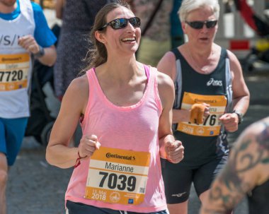 Regensburg, Bavyera, Almanya, 13 Mayıs 2018: Regensburg maraton 2018 eski şehir salonunda Katılımcısı