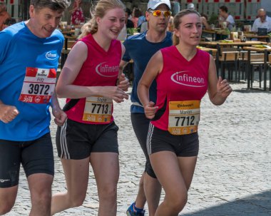 Regensburg, Bavyera, Almanya, 13 Mayıs 2018: Regensburg maraton 2018 eski şehir salonunda Katılımcısı