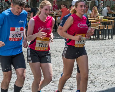 Regensburg, Bavyera, Almanya, 13 Mayıs 2018: Regensburg maraton 2018 eski şehir salonunda Katılımcısı