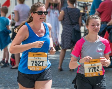 Regensburg, Bavyera, Almanya, 13 Mayıs 2018: Regensburg maraton 2018 eski şehir salonunda Katılımcısı