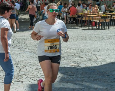 Regensburg, Bavyera, Almanya, 13 Mayıs 2018: Regensburg maraton 2018 eski şehir salonunda Katılımcısı