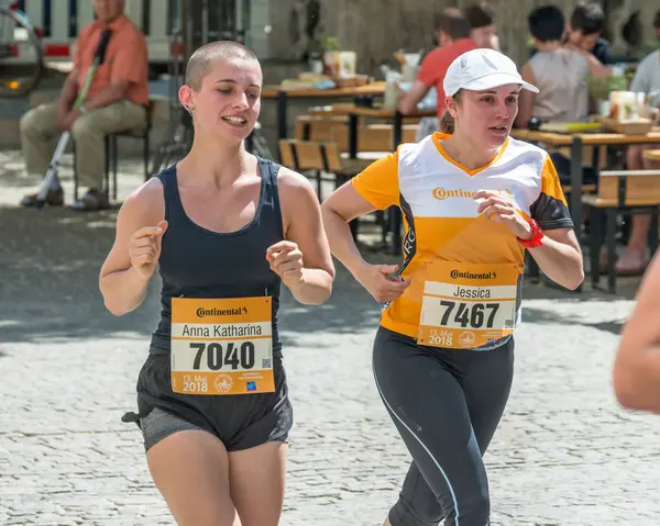 Regensburg, Bavyera, Almanya, 13 Mayıs 2018: Regensburg maraton 2018 eski şehir salonunda Katılımcısı
