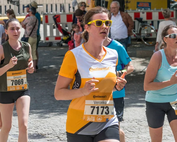 Regensburg, Bavyera, Almanya, 13 Mayıs 2018: Regensburg maraton 2018 eski şehir salonunda Katılımcısı