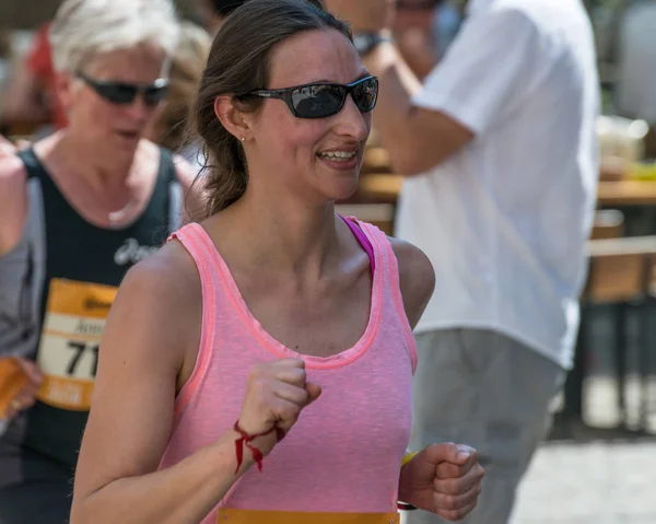 Regensburg, Bavyera, Almanya, 13 Mayıs 2018: Regensburg maraton 2018 eski şehir salonunda Katılımcısı