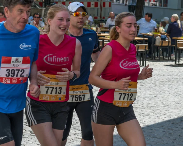 Regensburg, Bavyera, Almanya, 13 Mayıs 2018: Regensburg maraton 2018 eski şehir salonunda Katılımcısı