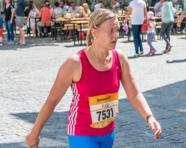 Regensburg, Bavyera, Almanya, 13 Mayıs 2018: Regensburg maraton 2018 eski şehir salonunda Katılımcısı
