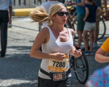 Regensburg, Bavyera, Almanya, 13 Mayıs 2018: Regensburg maraton 2018 eski şehir salonunda Katılımcısı