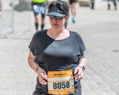 Regensburg, Bavyera, Almanya, 13 Mayıs 2018: Regensburg maraton 2018 eski şehir salonunda Katılımcısı