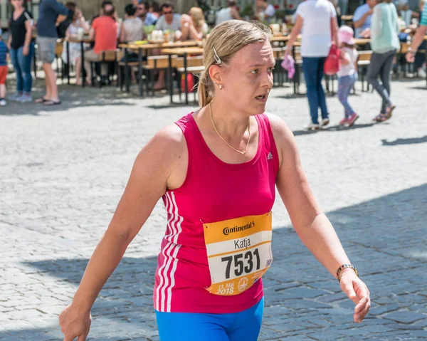 Regensburg, Bavyera, Almanya, 13 Mayıs 2018: Regensburg maraton 2018 eski şehir salonunda Katılımcısı
