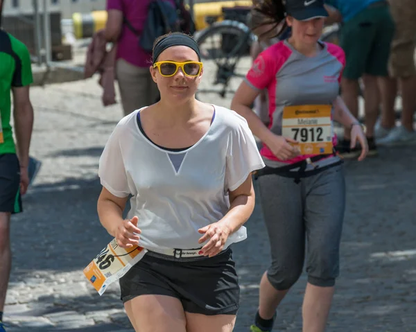 Regensburg, Bavyera, Almanya, 13 Mayıs 2018: Regensburg maraton 2018 eski şehir salonunda Katılımcısı