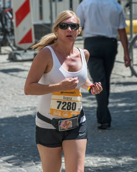 Regensburg, Bavyera, Almanya, 13 Mayıs 2018: Regensburg maraton 2018 eski şehir salonunda Katılımcısı