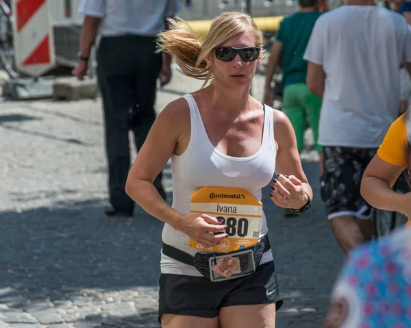 Regensburg, Bavyera, Almanya, 13 Mayıs 2018: Regensburg maraton 2018 eski şehir salonunda Katılımcısı